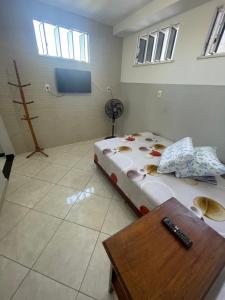 アラカジュにあるApartamento a 1 km da Orla de Atalaiaのベッド、テーブル、窓が備わる客室です。