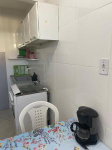 cocina con lavadora y mesa en Apartamento a 1 km da Orla de Atalaia, en Aracaju