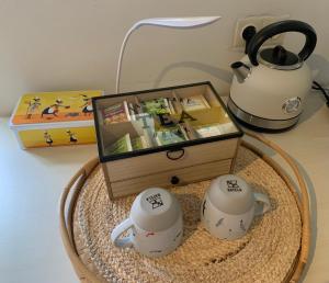 Все необхідне для приготування чаю та кави в B&B De Vlasboerderij