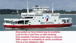 un ferry rojo y blanco en el agua en The Richmond Bed and Breakfast - Adults only, en Shanklin
