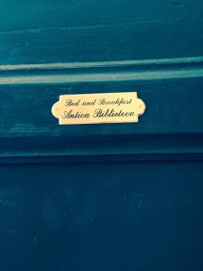 a blue drawer with a sign that reads end and end winterthur administrator at B&B Antica Biblioteca in Fermo
