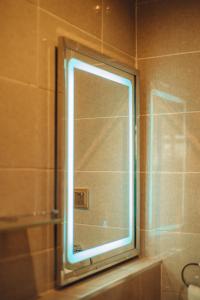 ein Fenster im Bad mit Spiegel in der Unterkunft Hols Apartments in Kaduna