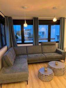 - un salon avec un canapé et deux tables dans l'établissement BT 2, appartement, à Rosny-sous-Bois