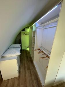 Cette petite chambre comprend un lit et un placard. dans l'établissement BT 2, appartement, à Rosny-sous-Bois