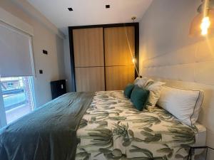 a bedroom with a large bed with a wooden door at Apartamento Céntrico Santa Ana in León
