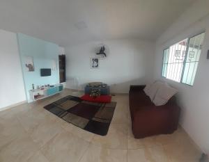 uma sala de estar com um sofá e um tapete em Chácara Recanto da Paz em Igaratá