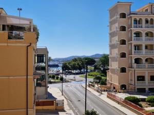 een lege straat in een stad met een gebouw bij Appartamento centrale elegante in Olbia