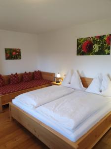 - une chambre avec un grand lit et un canapé dans l'établissement Brettmaisserhof, à Ternberg