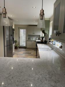 una cocina con una gran encimera de mármol en Stunning 4-Bed House in Wetherby near York, en Wetherby