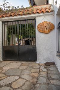 una puerta negra con una señal en el lateral de un edificio en Maries Thasos Stone Villa en Mariaí
