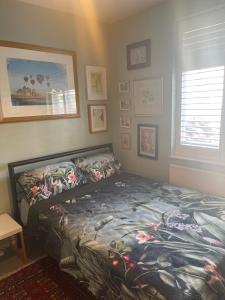 a bedroom with a bed in a room at 4 Birkbeck Road Beckenham BR3 4SN in Elmers End