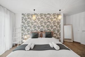 a bedroom with a large bed with white pillows at Sali Homes - AM2 Spacious Apartment with Terrace in City Center in Bayreuth