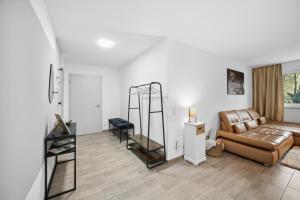 uma sala de estar com um sofá e uma prateleira em Sali Homes AM14 großes Apartment mit Terrasse im Zentrum em Bayreuth