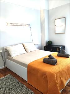 una camera con un letto e una coperta arancione di Selini's apartment ad Atene