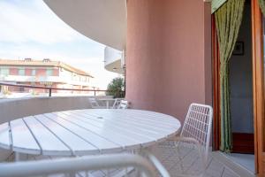 - Balcón con mesa blanca y sillas en Il Corallo, en Vasto