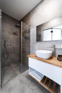 巴特亞姆的住宿－O&O Group - Amazing Seaview 3 BR Apartment，一间带水槽和淋浴的浴室