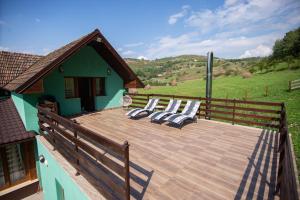 - une grande terrasse en bois avec 3 oreillers dans l'établissement GREEN ROSIA, à Lazuri