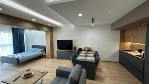 South Apartmani في فرانيي: غرفة معيشة مع أريكة وطاولة وتلفزيون