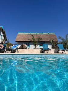 una piscina frente a una casa en Laguna Vadu, en Vadu