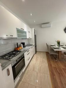 Kuchyňa alebo kuchynka v ubytovaní Apartmani Vice