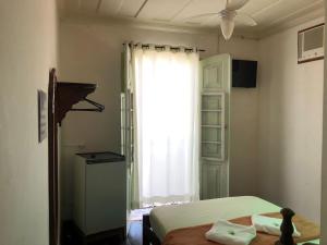 帕拉蒂的住宿－Pousada Coco Verde，一间卧室设有一张床和一个大窗户