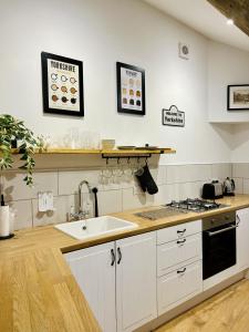 Η κουζίνα ή μικρή κουζίνα στο Nine Cooper Lane, Holmfirth
