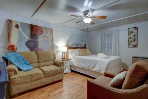 - un salon avec un canapé et un lit dans l'établissement White Laurel Cottage At Linville Falls, à Linville Falls