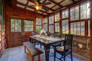 comedor con mesa de madera y sillas en White Laurel Cottage At Linville Falls, en Linville Falls