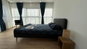 South Apartmani في فرانيي: غرفة نوم مع سرير في غرفة مع نوافذ