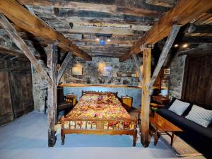 1 dormitorio con 1 cama en una habitación con techos de madera en PITHARIA, en Askas