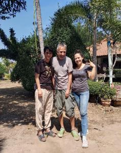 um grupo de três pessoas posando para uma foto em Wandee Resort Bankrut em Ban Krut