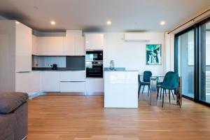 Kuchyň nebo kuchyňský kout v ubytování FORBES Suite1206