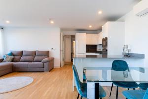 cocina y sala de estar con mesa de cristal y sillas en FORBES Suite1206-Hosted by Sweetstay en Gibraltar