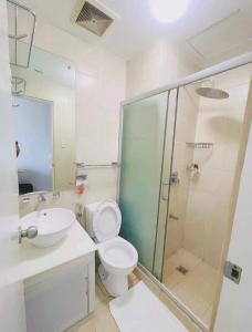 マニラにあるBirch Tower Malate Suitesのバスルーム(トイレ、洗面台、シャワー付)