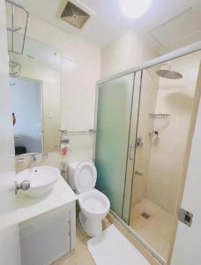 Koupelna v ubytování Birch Tower Malate Suites
