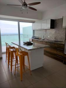 Kuchyň nebo kuchyňský kout v ubytování Resort Playa Azul Departamentos