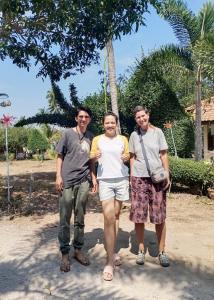 um grupo de três pessoas posando para uma foto em Wandee Resort Bankrut em Ban Krut