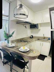 Kuchyň nebo kuchyňský kout v ubytování Birch Tower Malate Suites