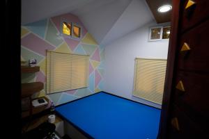 a room with a blue table in a room at Flake Farmville in Buenavista