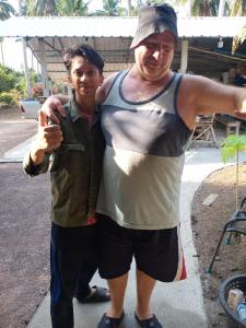 Due uomini sono vicini di Wandee Resort Bankrut a Ban Krut