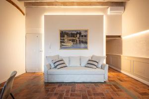 salon z białą kanapą i obrazem w obiekcie OGNISSANTI Nest-Hosted by Sweetstay we Florencji