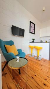 a living room with two chairs and a table at apartament w centrum miasta in Bydgoszcz