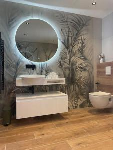La salle de bains est pourvue d'un lavabo et d'un miroir. dans l'établissement Bergerie vue mer avec piscine, à Ventiseri