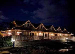 un edificio con luces encendidas por la noche en Yare View Holiday Cottages en Brundall