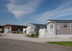 a row of modular homes in a driveway at Looe Coastal Retreat in Looe