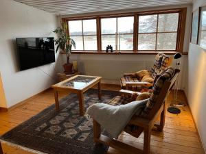 sala de estar con sofá y mesa en Banken, en Nyhamnsläge