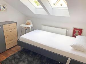 um quarto com uma cama grande e uma clarabóia em Ferien am Königshof em Georgsmarienhütte