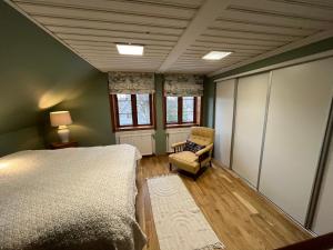 1 dormitorio con 1 cama y 1 silla en Banken, en Nyhamnsläge