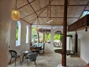 uma sala de jantar com mesa e cadeiras em Island Luxury Fehendhoo em Fehendhoo