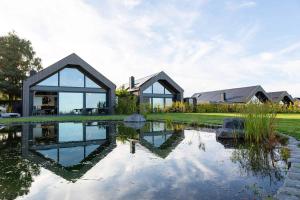 ein Haus mit einem Teich davor in der Unterkunft N6Quartier in Bad Münstereifel